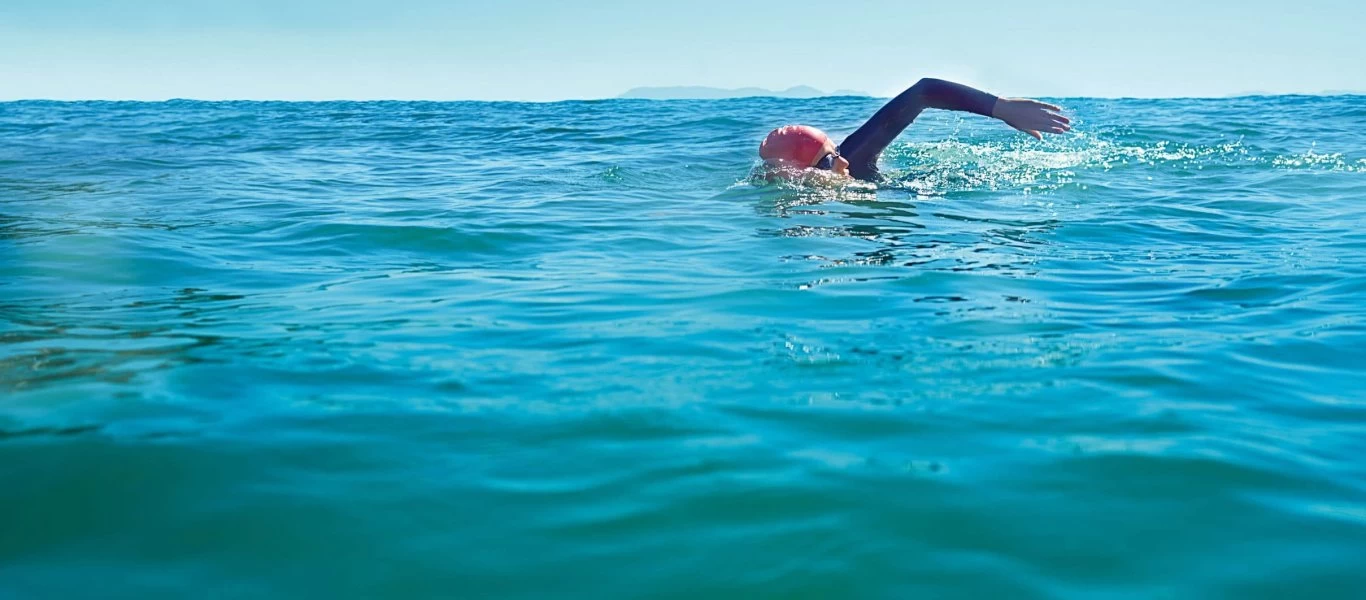 Πλήρωσε... ακριβά τη βουτιά της: Έβγαλαν χειμερινή κολυμβήτρια από τη θάλασσα για να της κόψουν πρόστιμο (φωτο)